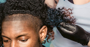 What causes pink itchy scalp?